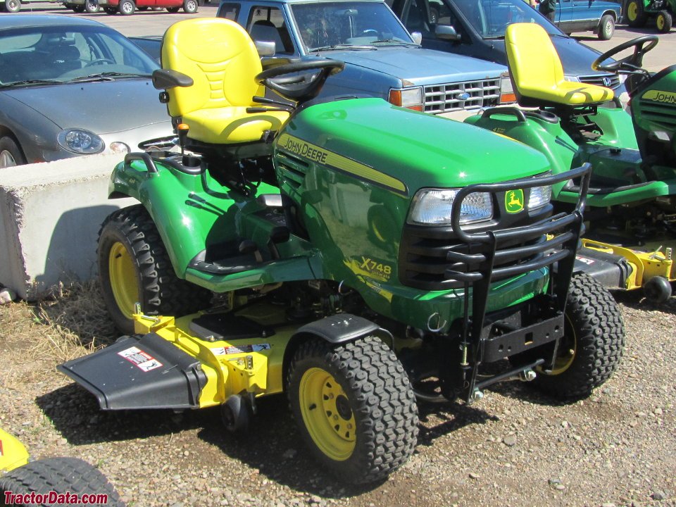 Ride-on mowers John Deere X748