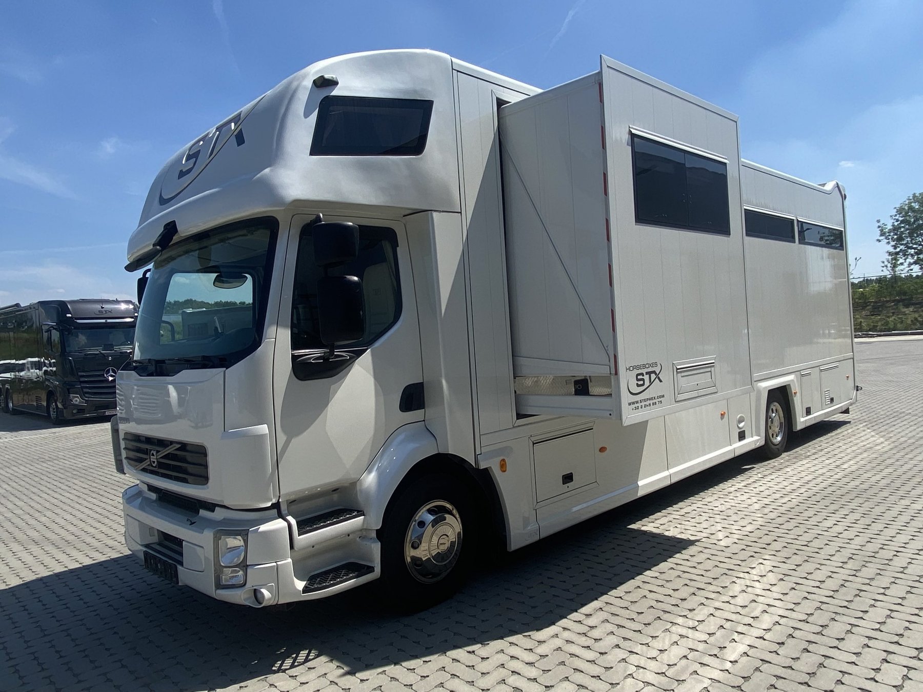 Lastwagen Stx FL HORSEBOX