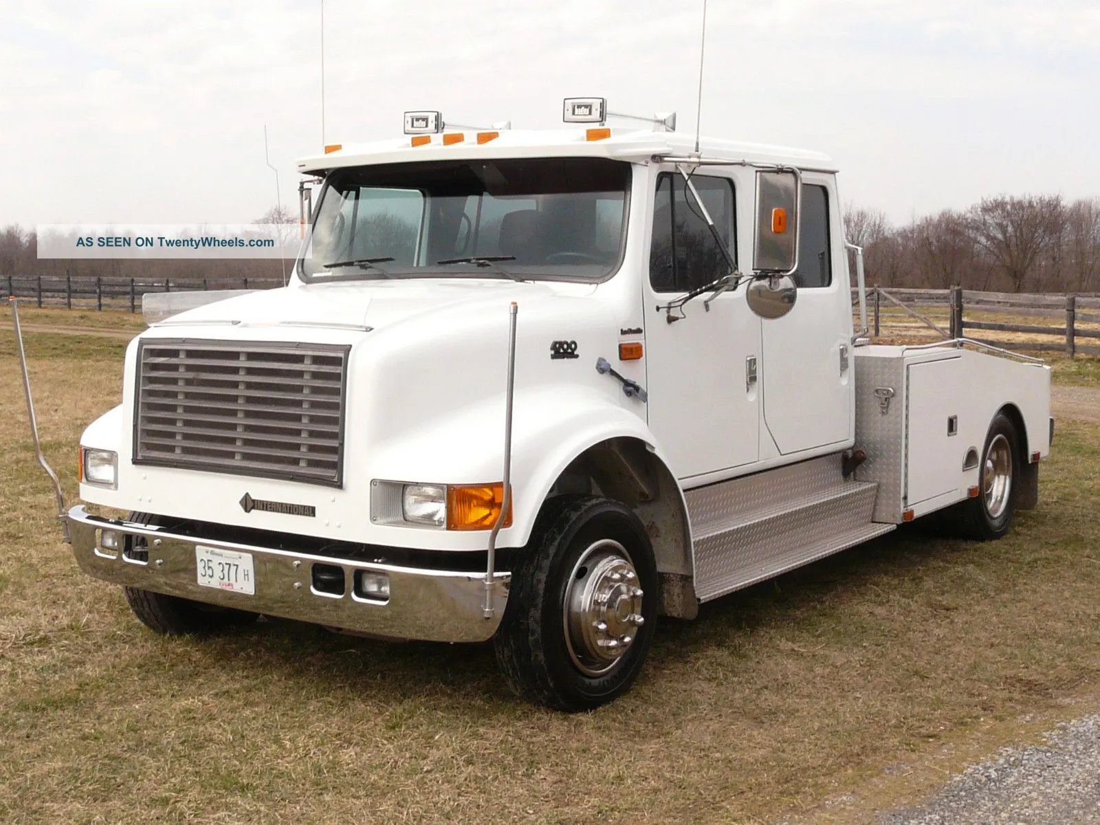 Lastwagen International 4700 Low Profile