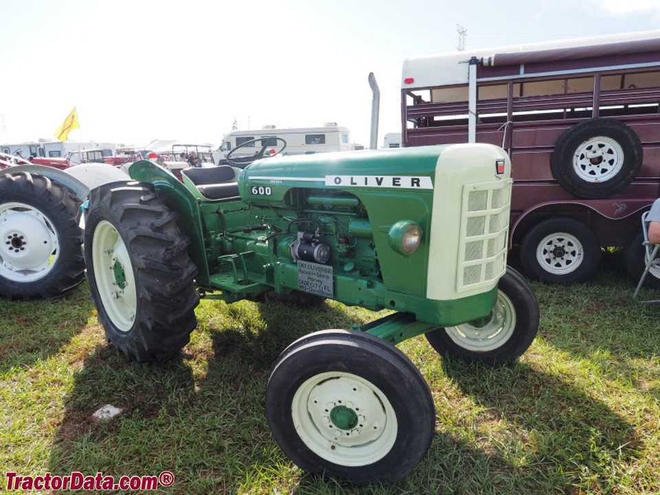 Tractor Oliver / Brown 600