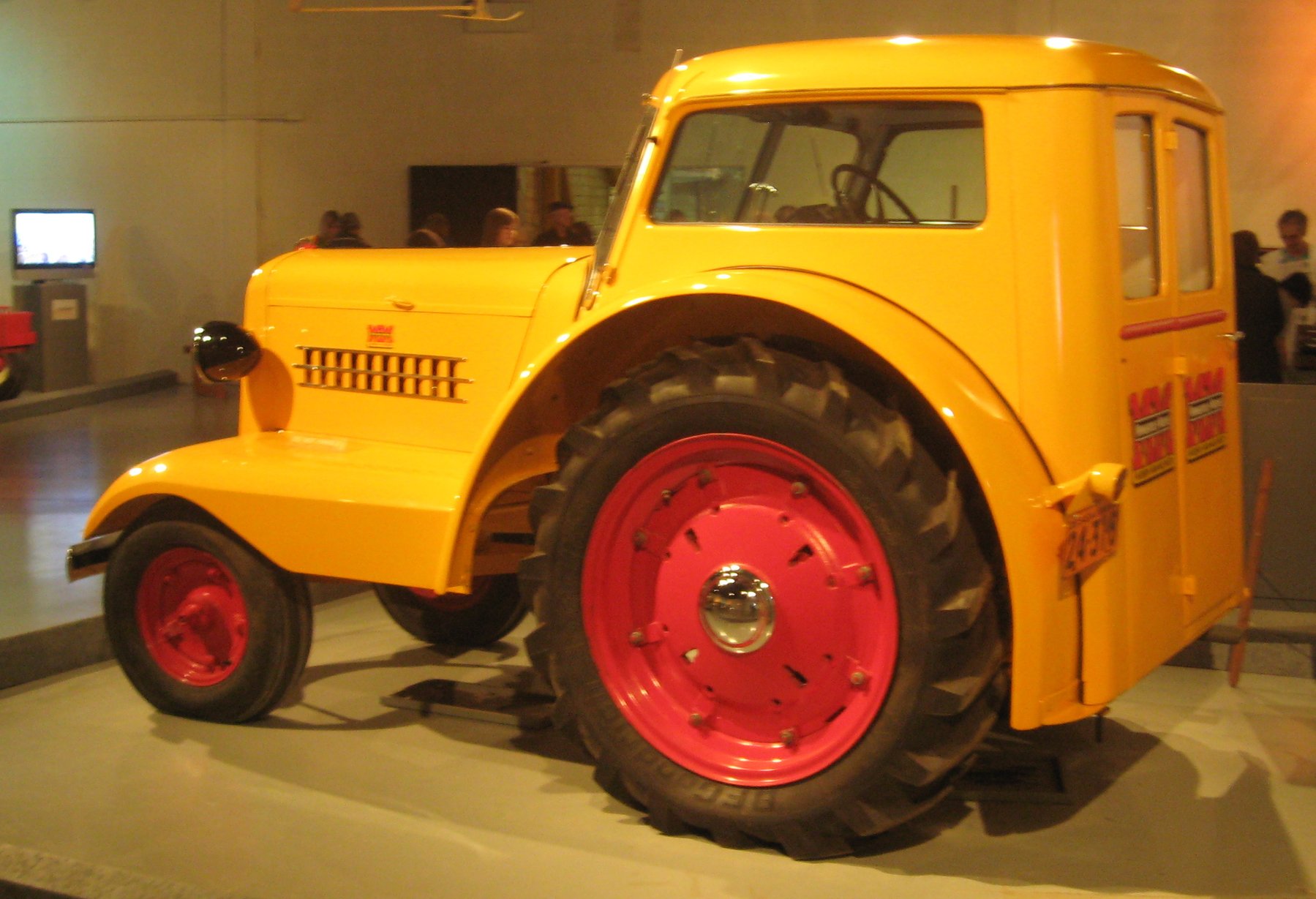 Tractor Minneapolis Moline G940