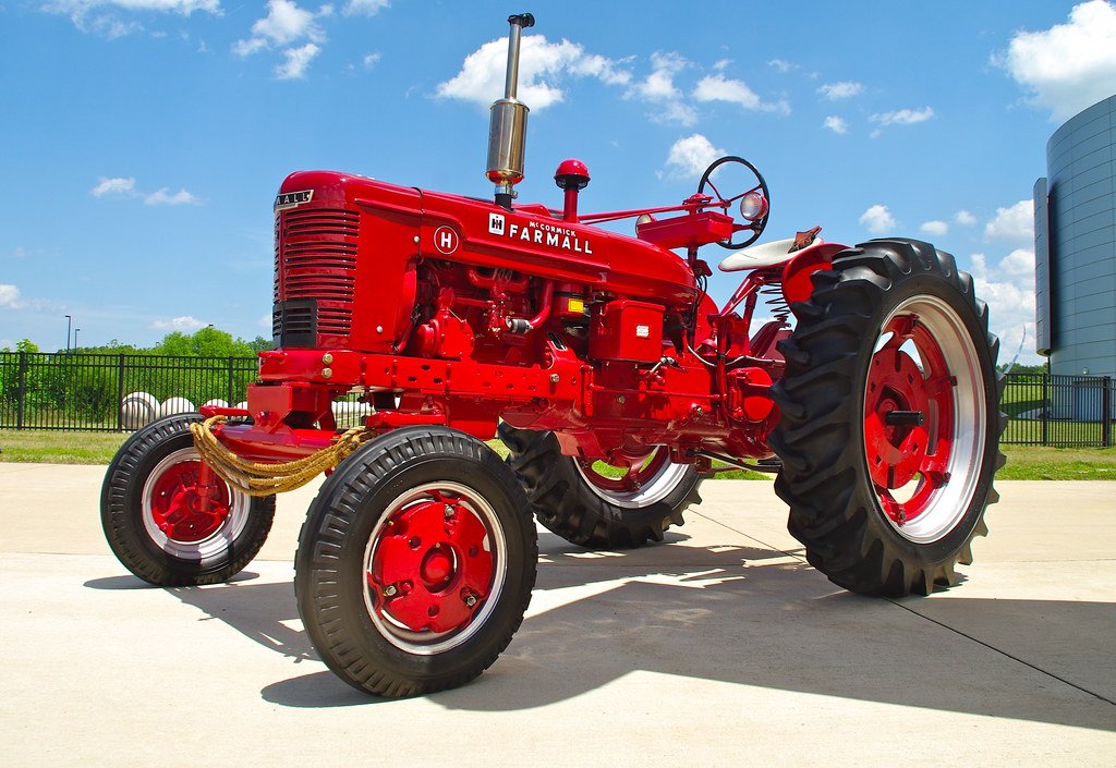 Tractor McCormick Farmall-MD