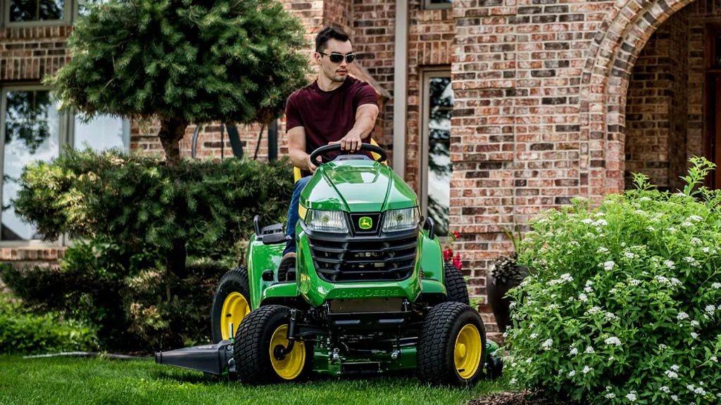 Ride-on mowers John Deere X720