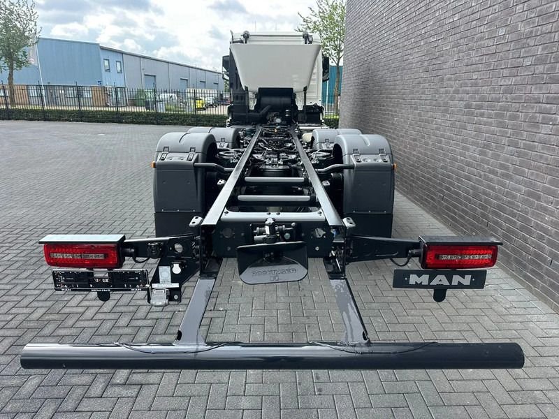 Truck MAN TGS 26.520 6x4H-2 BL CH