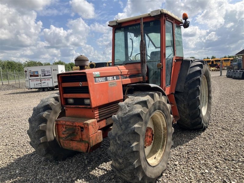 Tractor Renault 1181-4 (S)