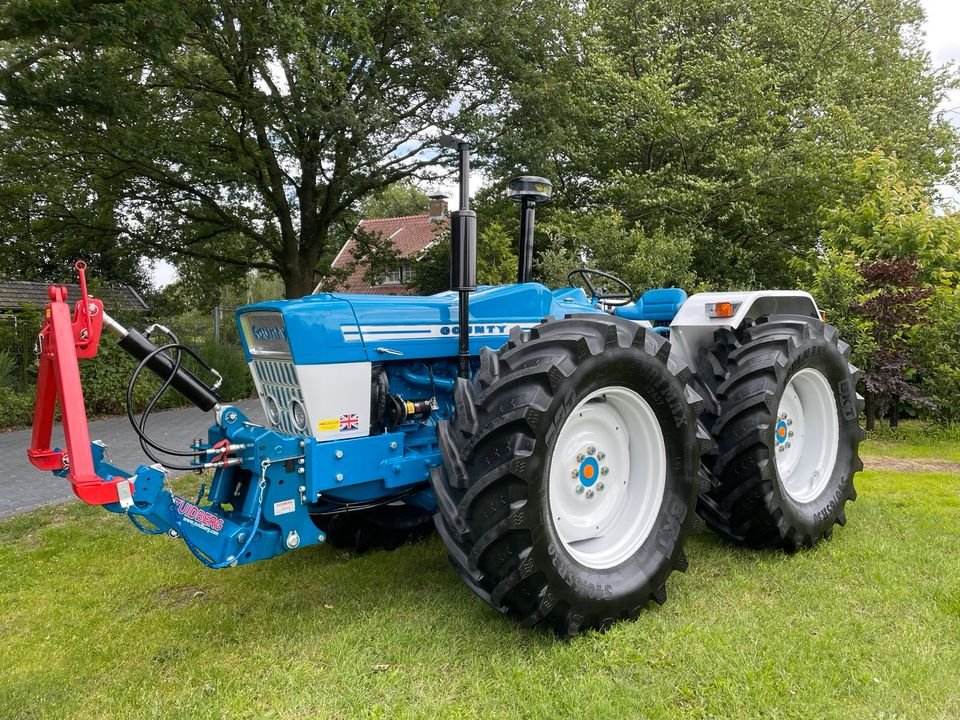 Tractor County 1124