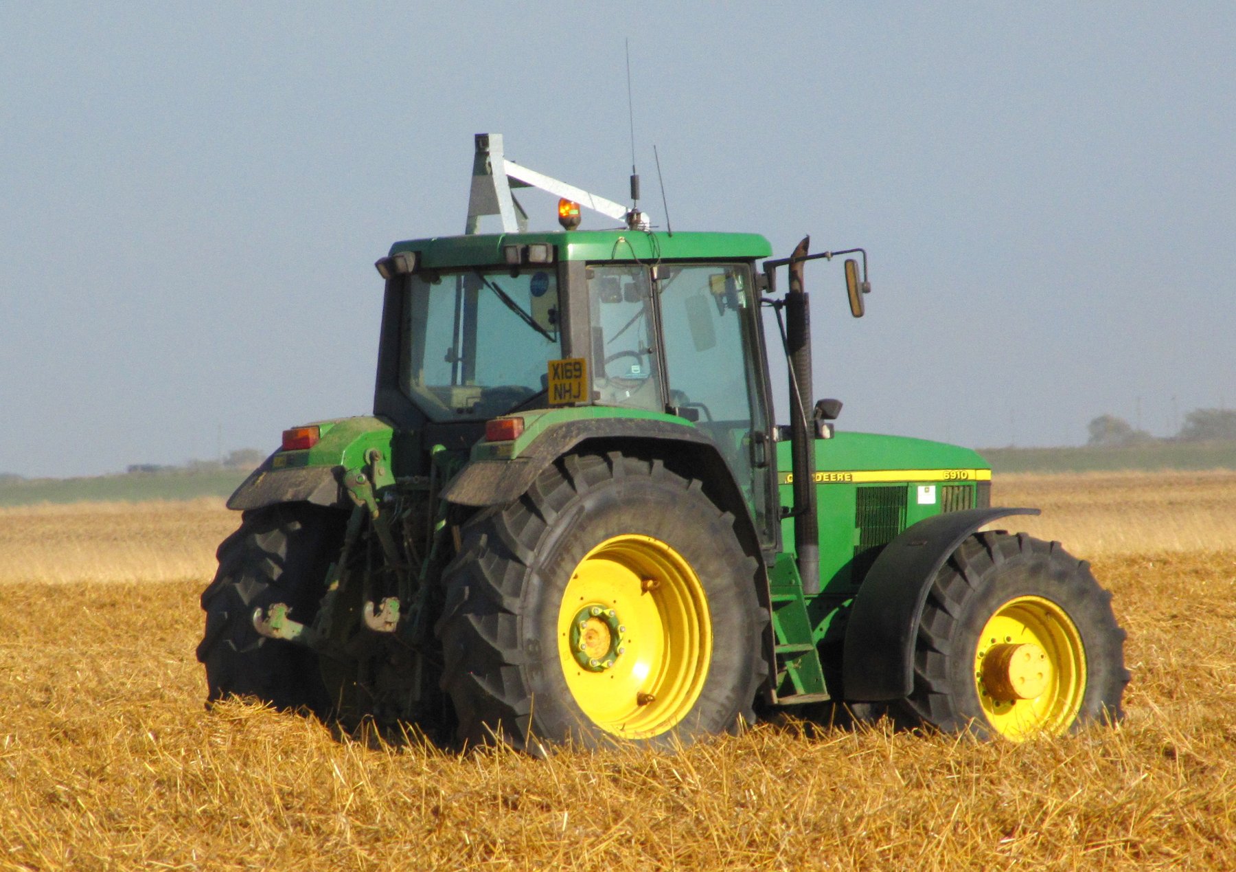 John Deere 6910