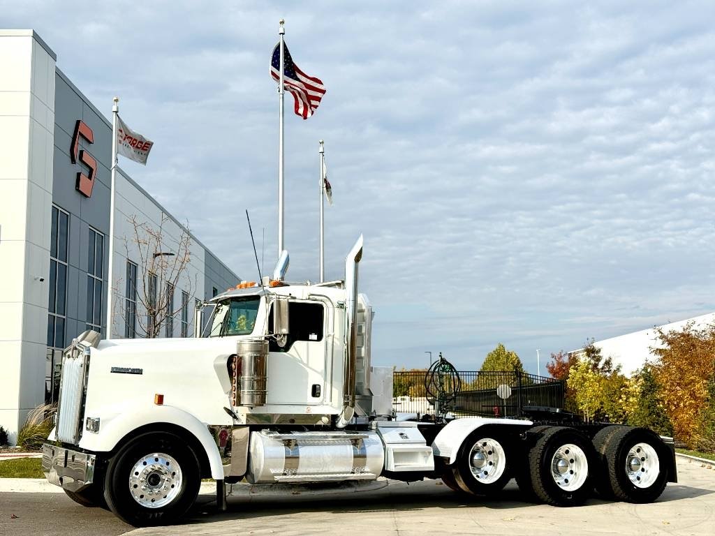 Truck Kenworth CONSTRUCT W 900