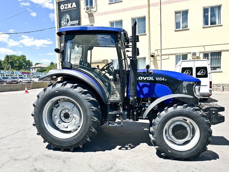 Tractor Green Bull 1054