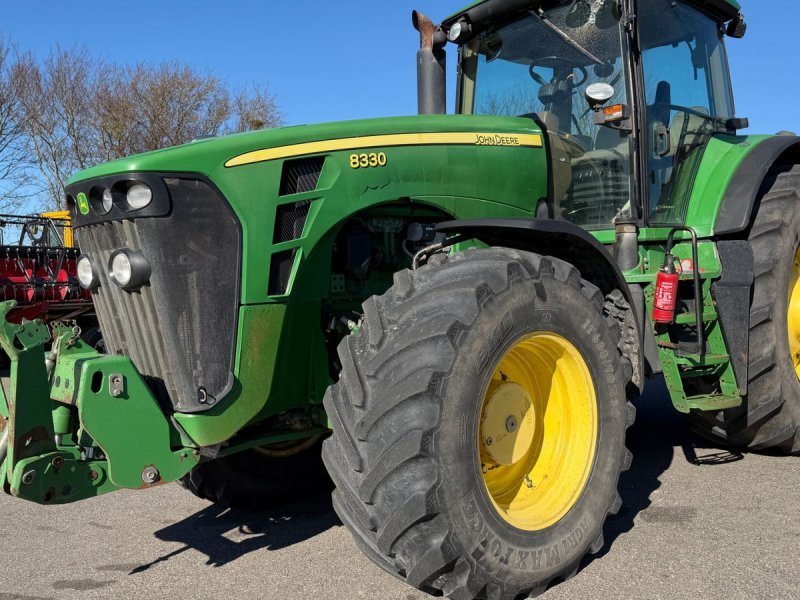 Tractor John Deere 8330 225 PTO hp MFWD