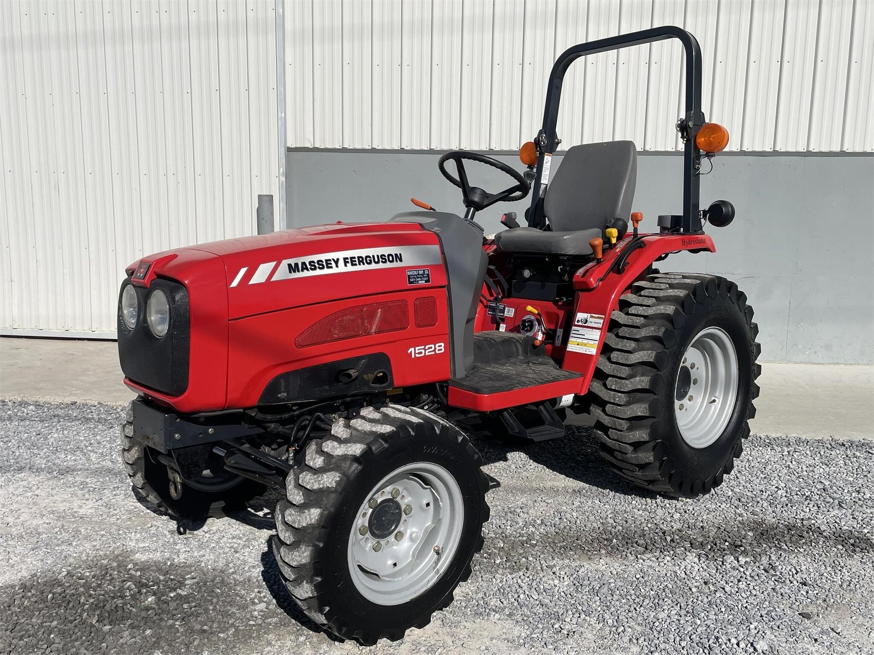 Traktor Massey Ferguson 1528 4WD