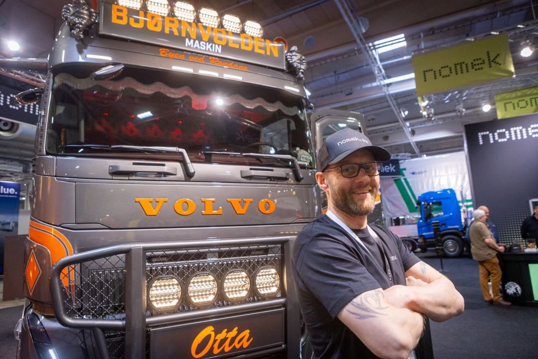 Truck Volvo 16 700 8x4 Tridem