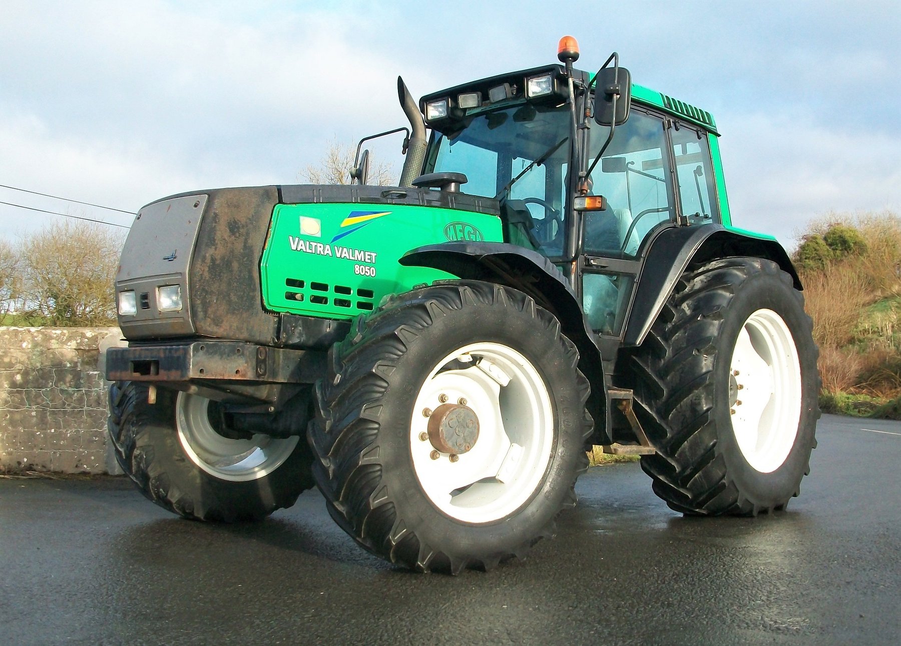 Traktor Valtra 8050
