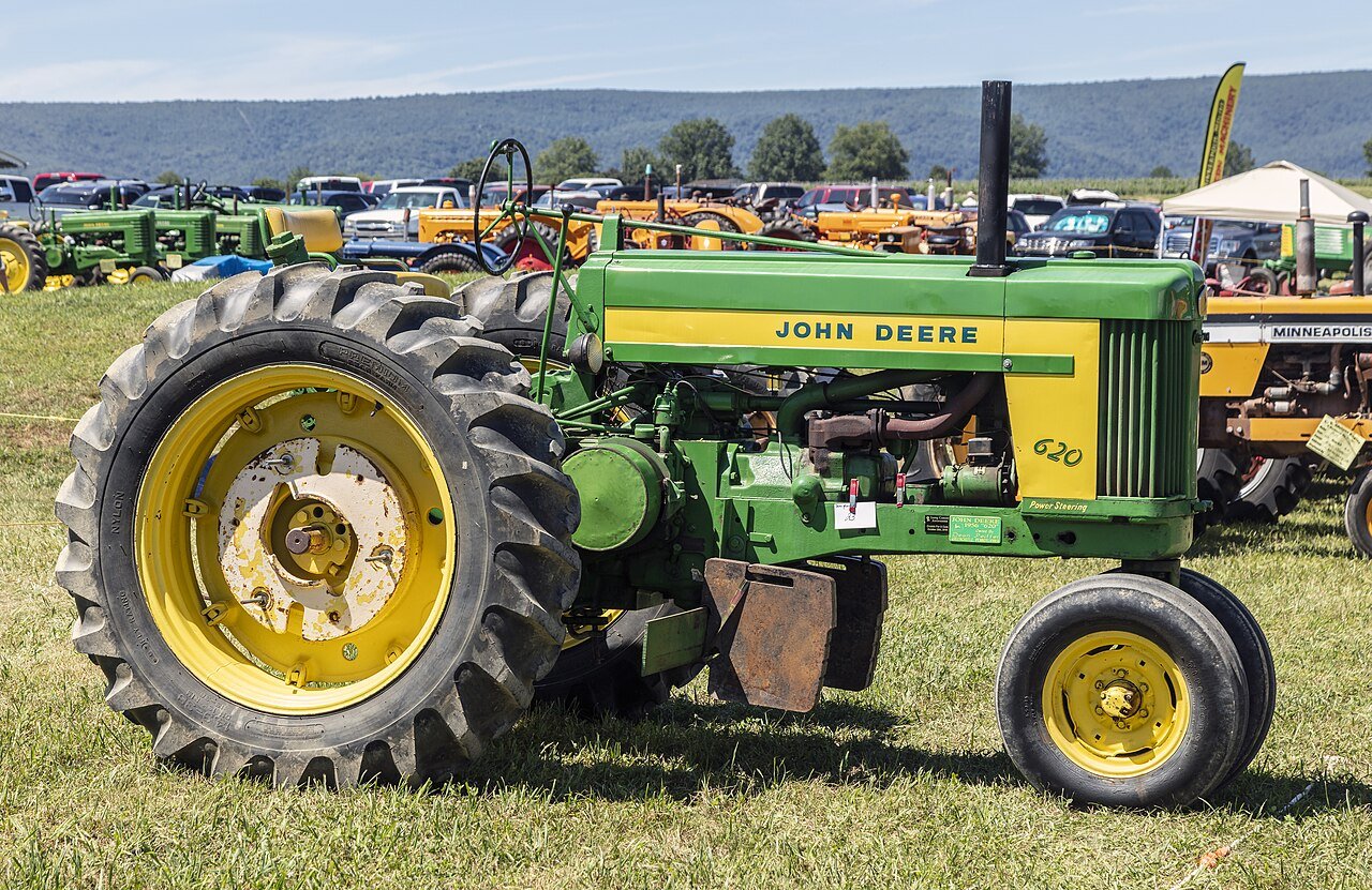 Ride-on mowers John Deere F620