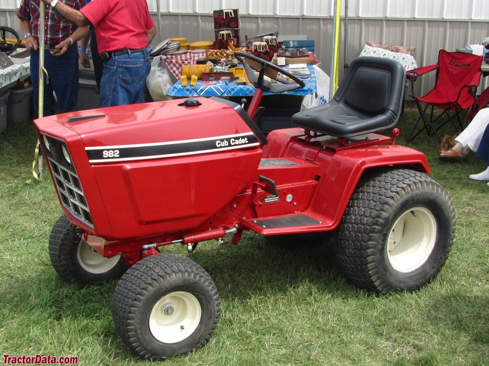 Ride-on mowers Cub Cadet 982