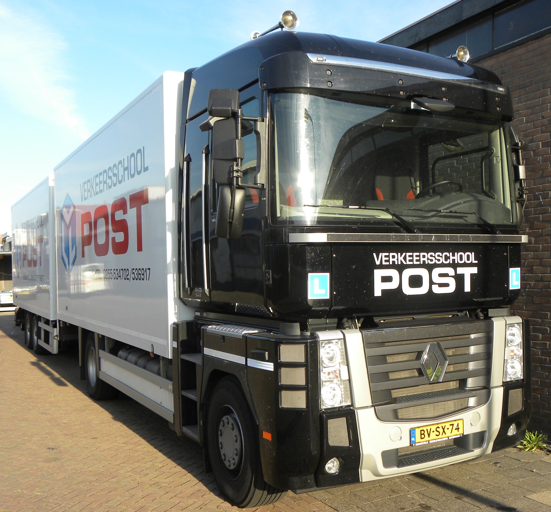 Truck Renault MAGNUM DXI 460