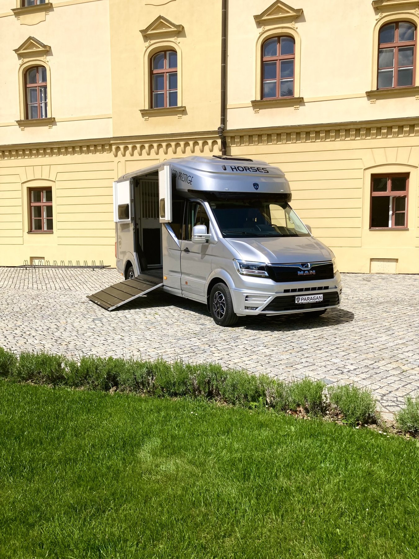 Paragan Horseboxes GRAND PRESTIGE