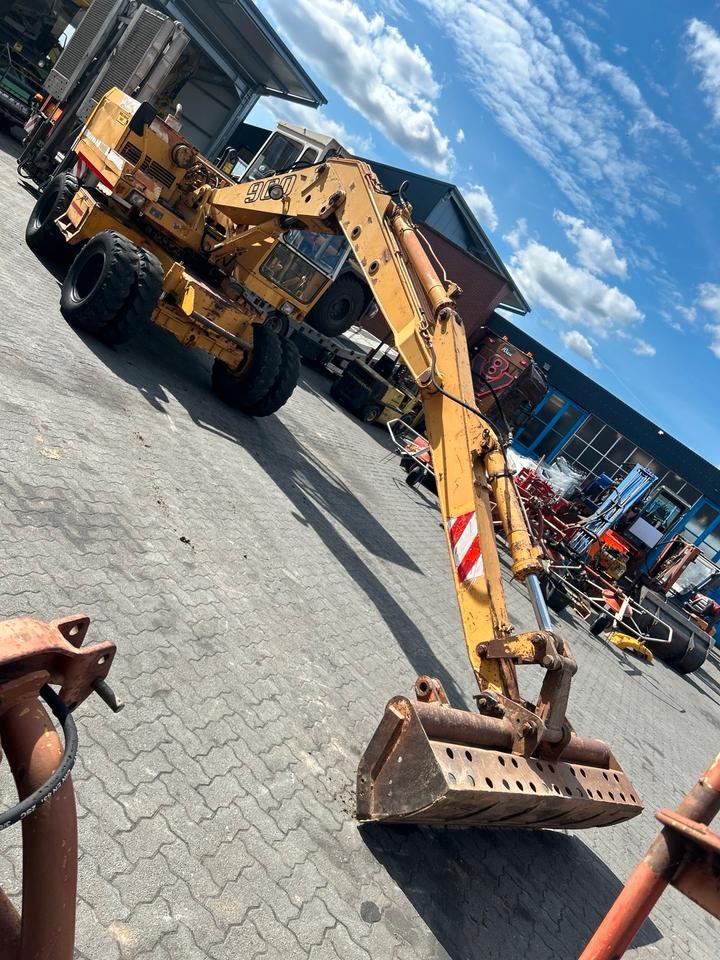 Liebherr A900CUS