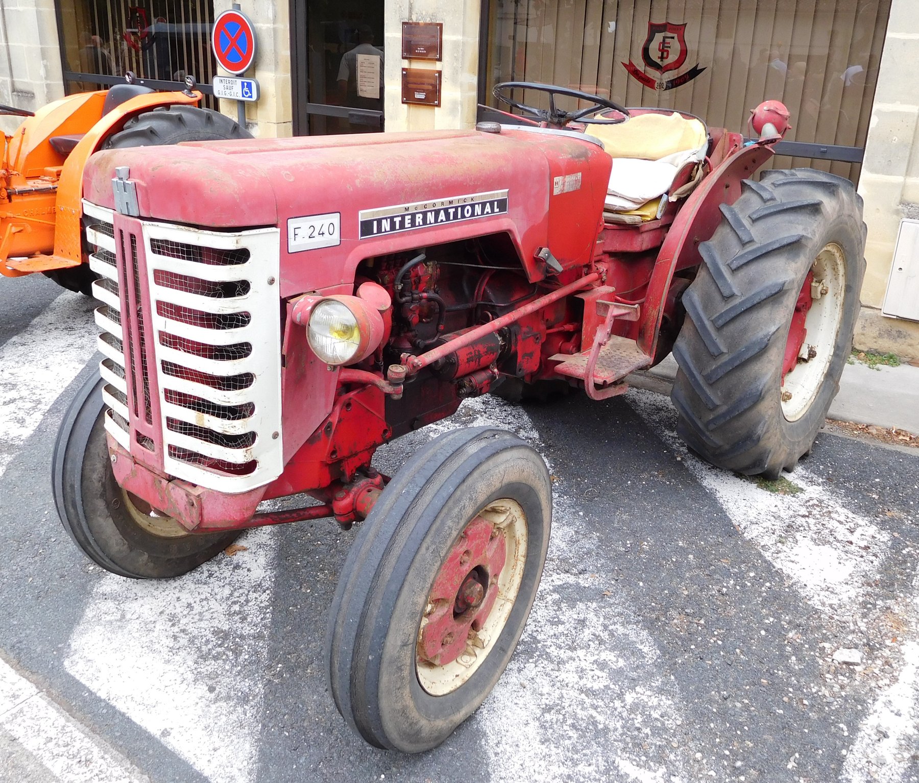 Tractor McCormick F-240