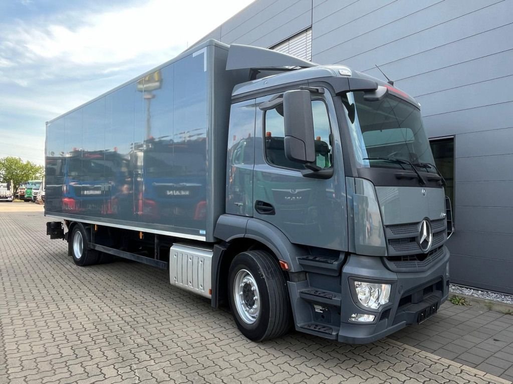 Truck Mercedes Benz 1832 L/NR 4X2
