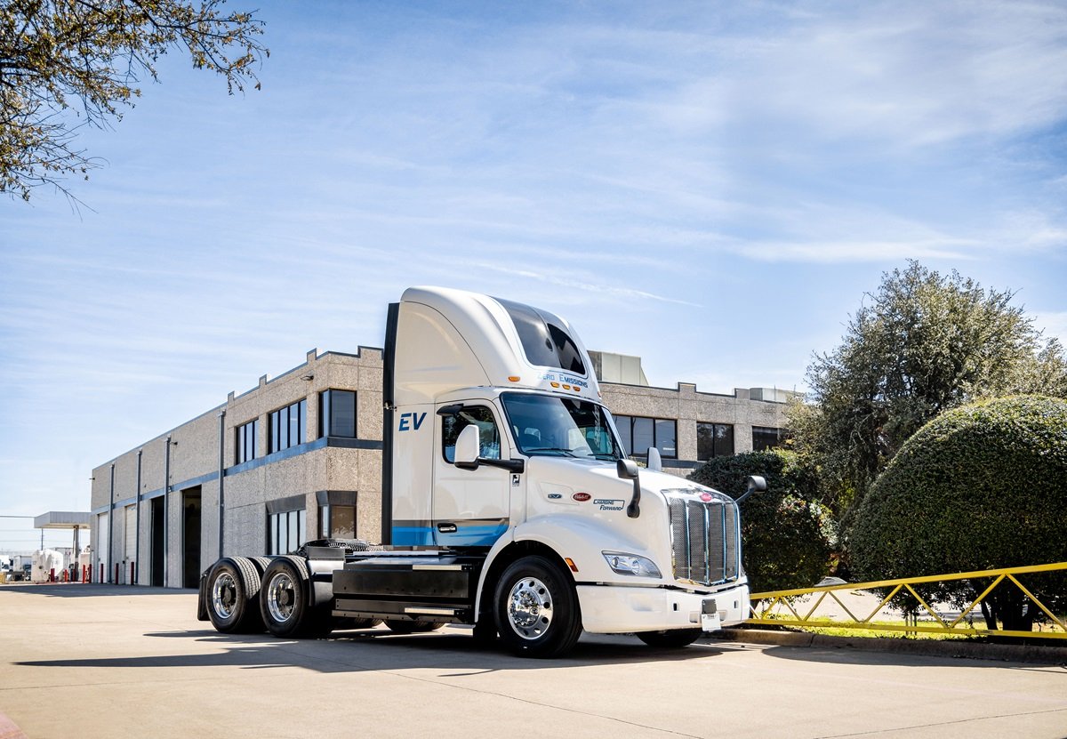 Truck Paccar Model 579EV