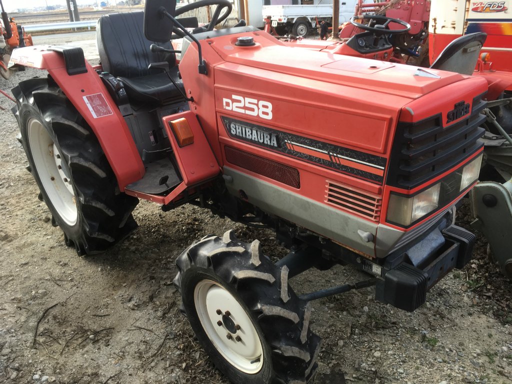 Traktor Shibaura D258