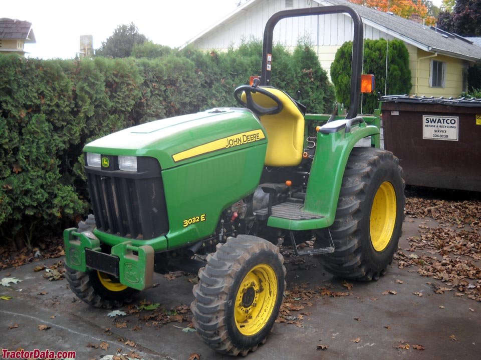 John Deere 3032E