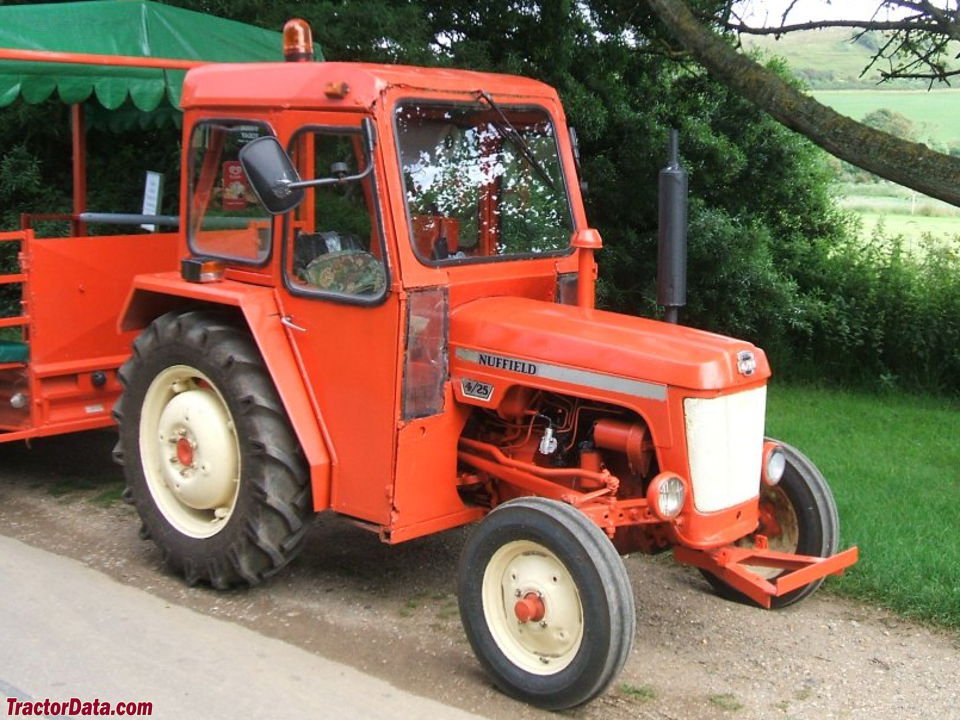 Traktor Nuffield 4/25  (425)