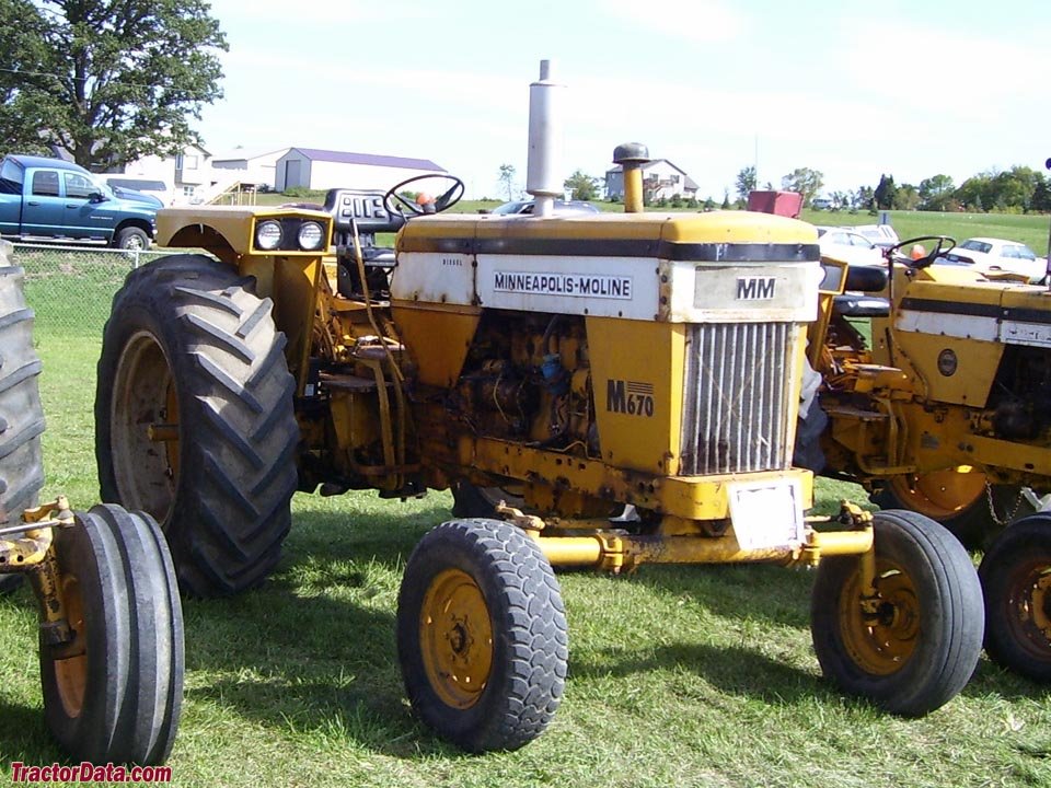 Tractor Minneapolis Moline M670