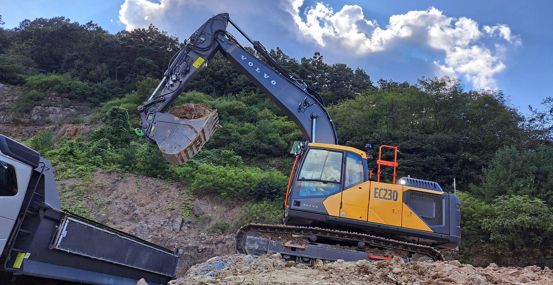 Excavator Volvo CE Crawler Excavator EC230