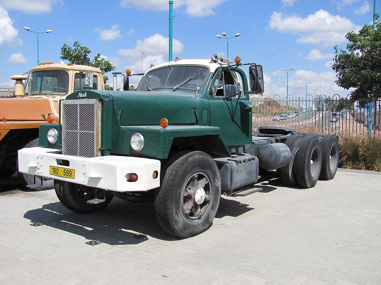 Mack B42S