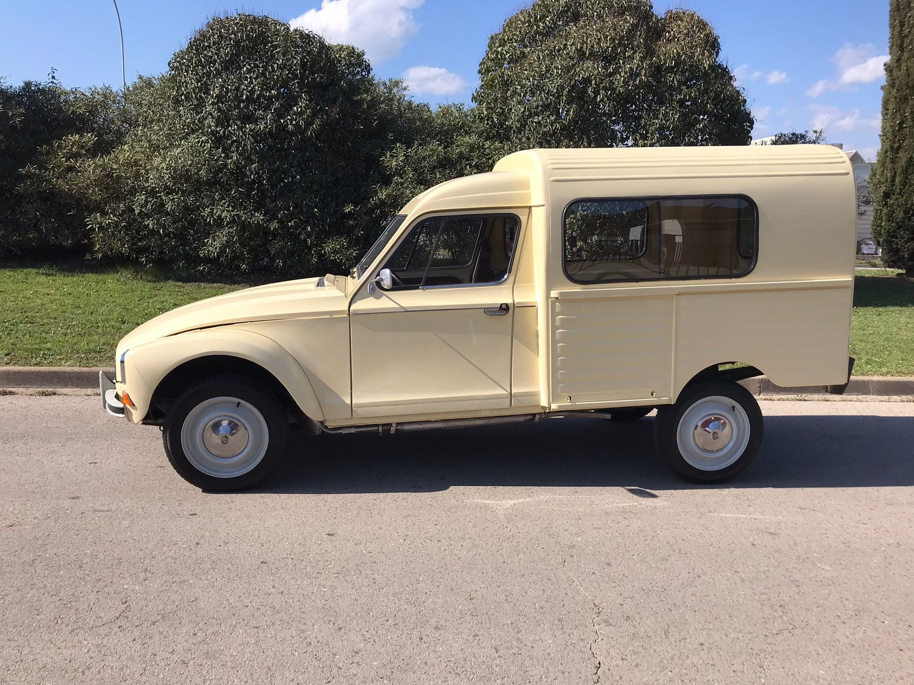 Samochód dostawczy Citroën DYANE 6-400
