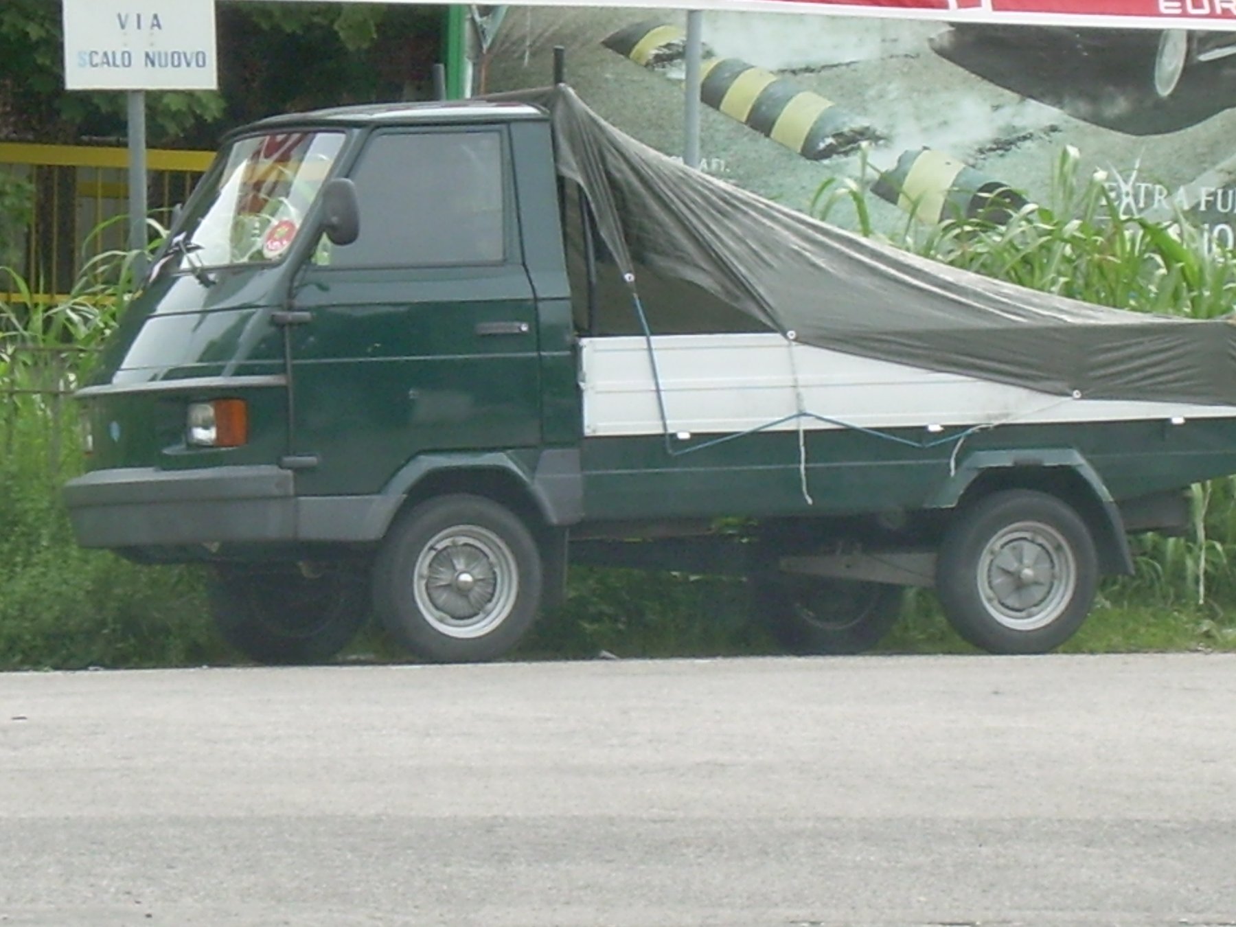 Van Piaggio M4R1T POKER