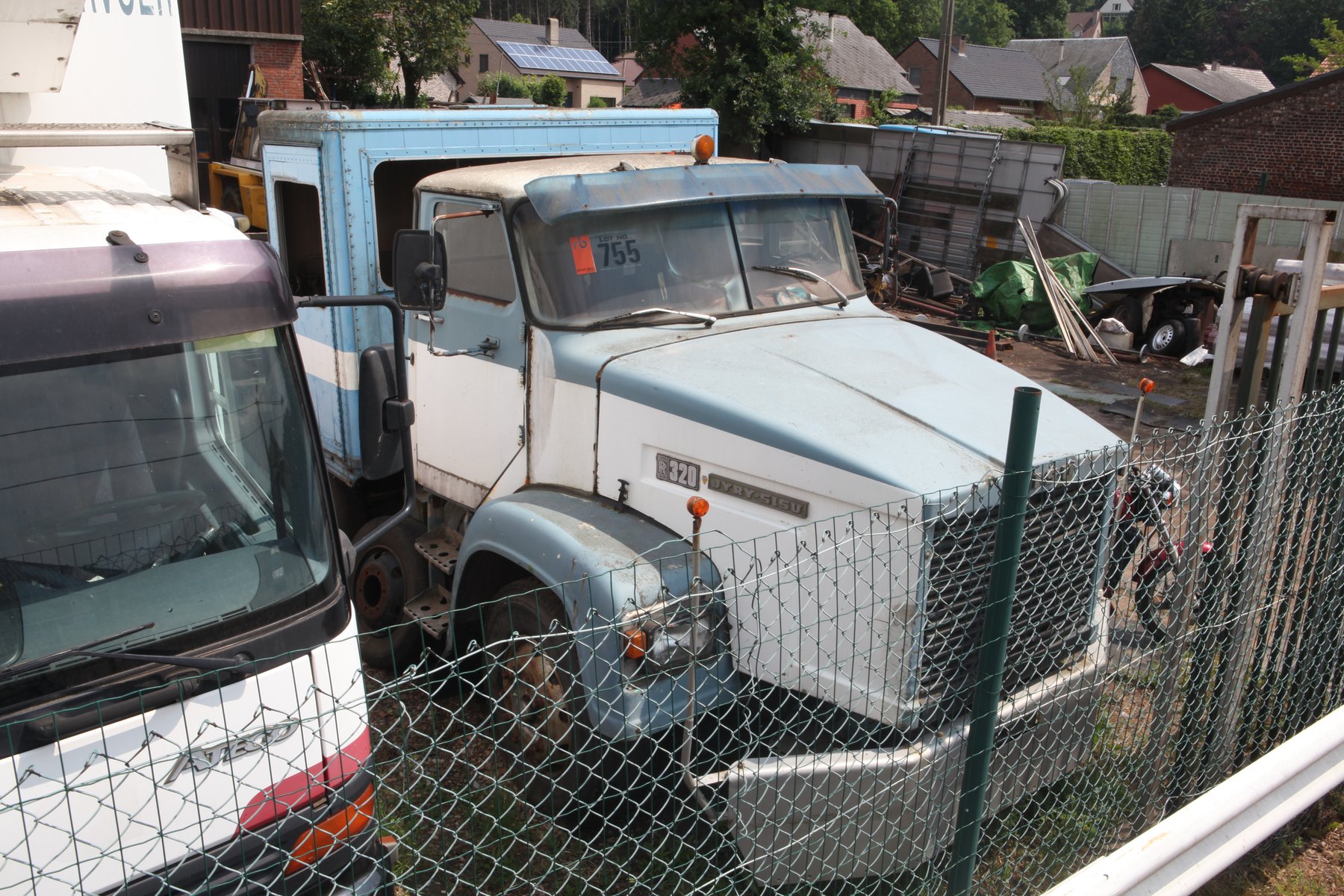 Truck Sisu R-142