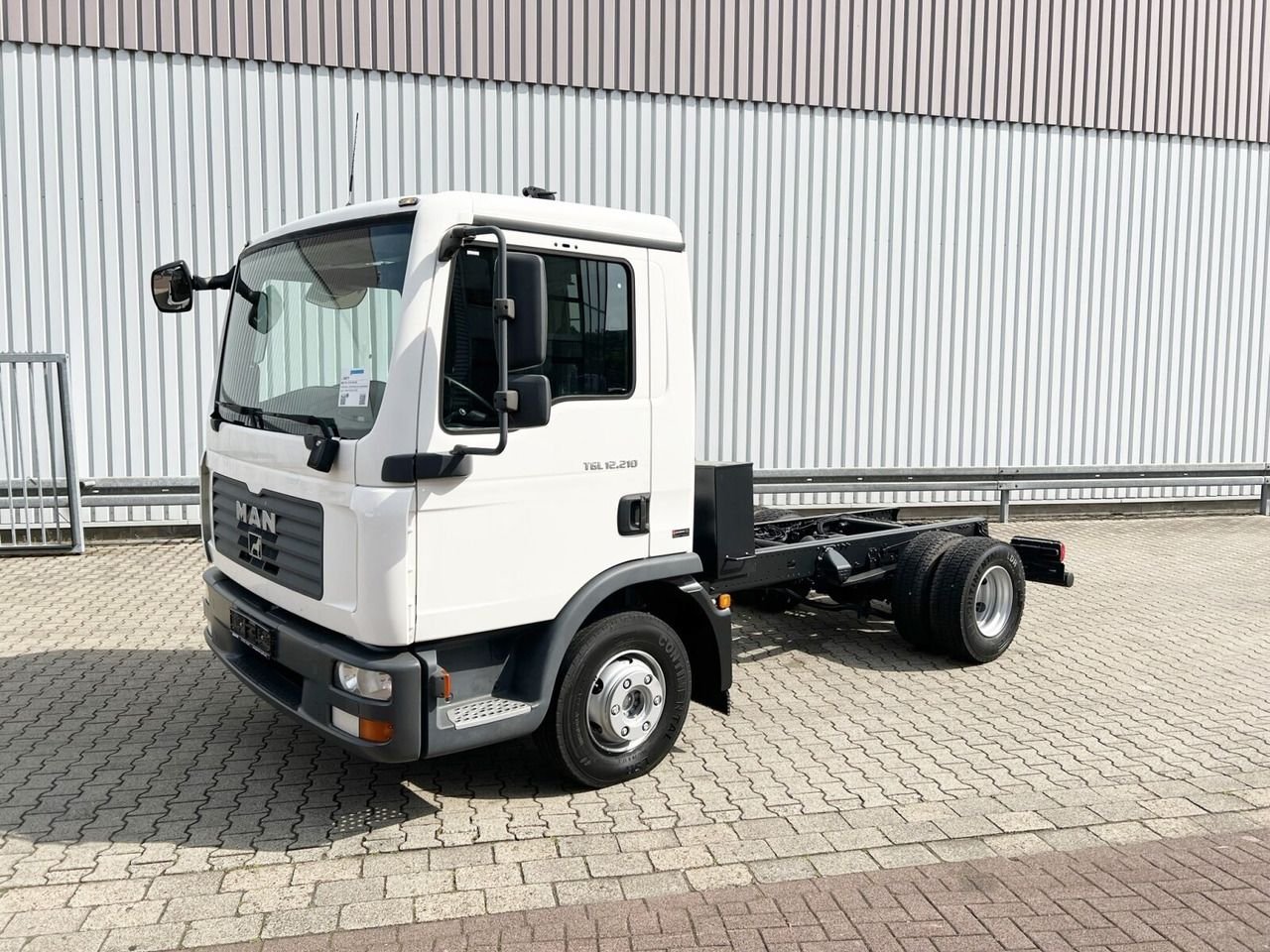 Truck MAN TGL 12.210 4X2 BB