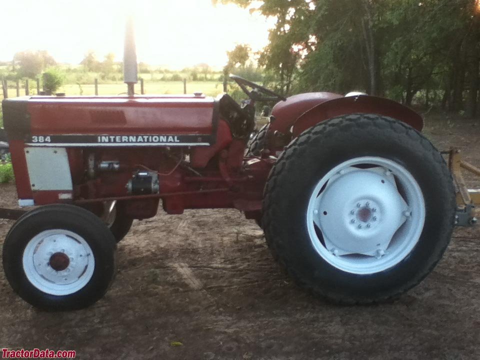 Tractor International Harvester 384