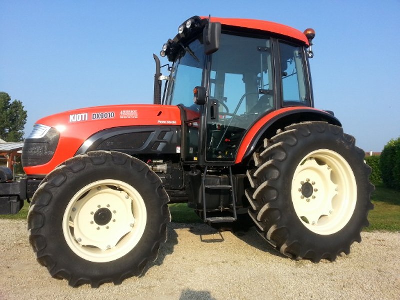 Tractor Kioti DX9010