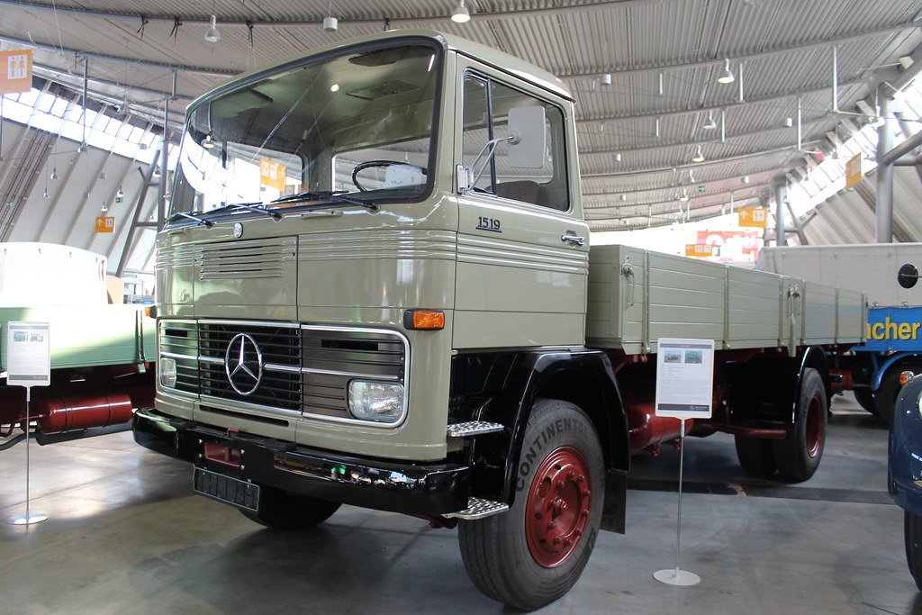 Lastwagen Mercedes Benz 1519