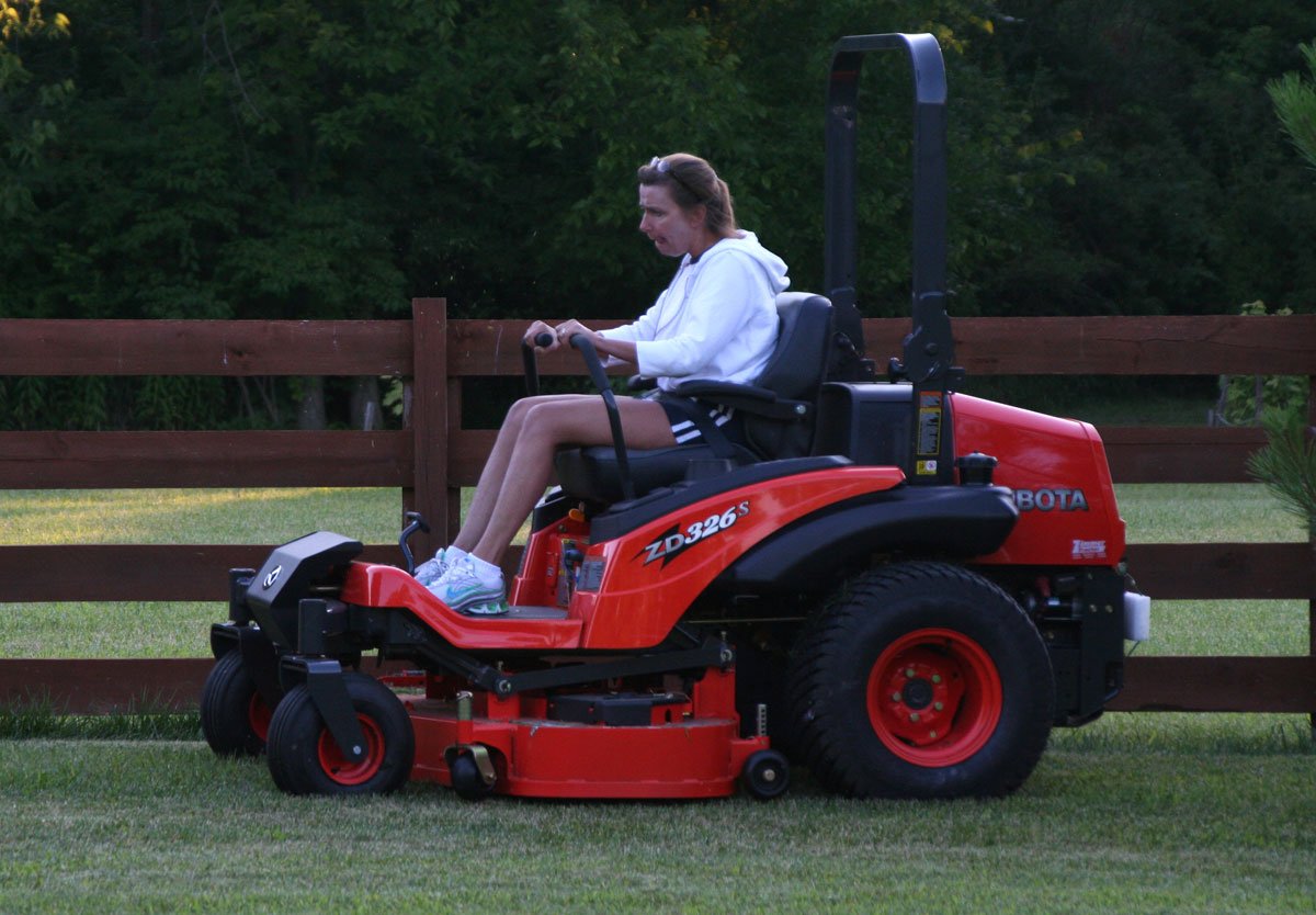 Ride-on mowers Kubota ZD326
