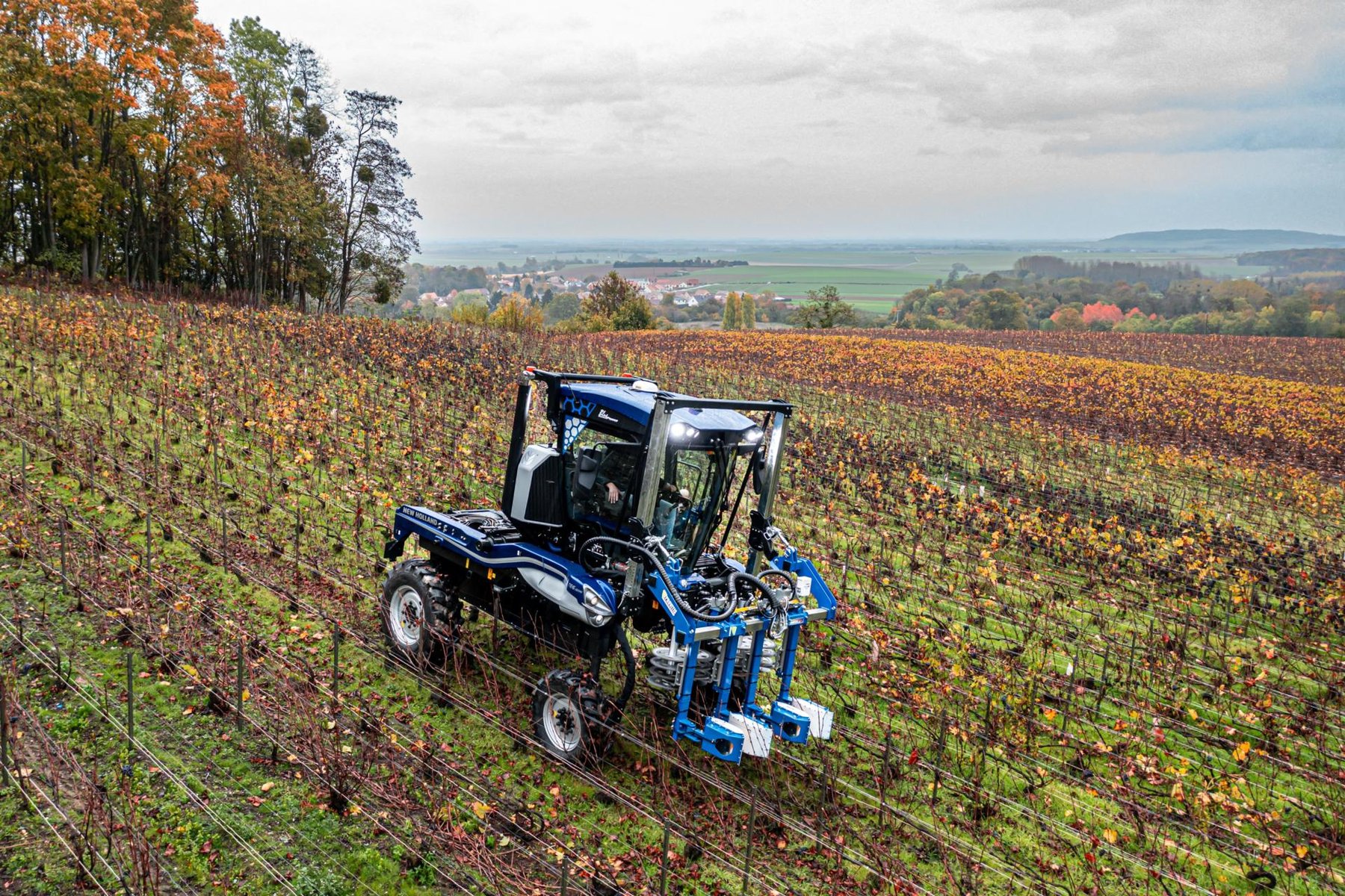 Tractor Haotian TY300 vineyard