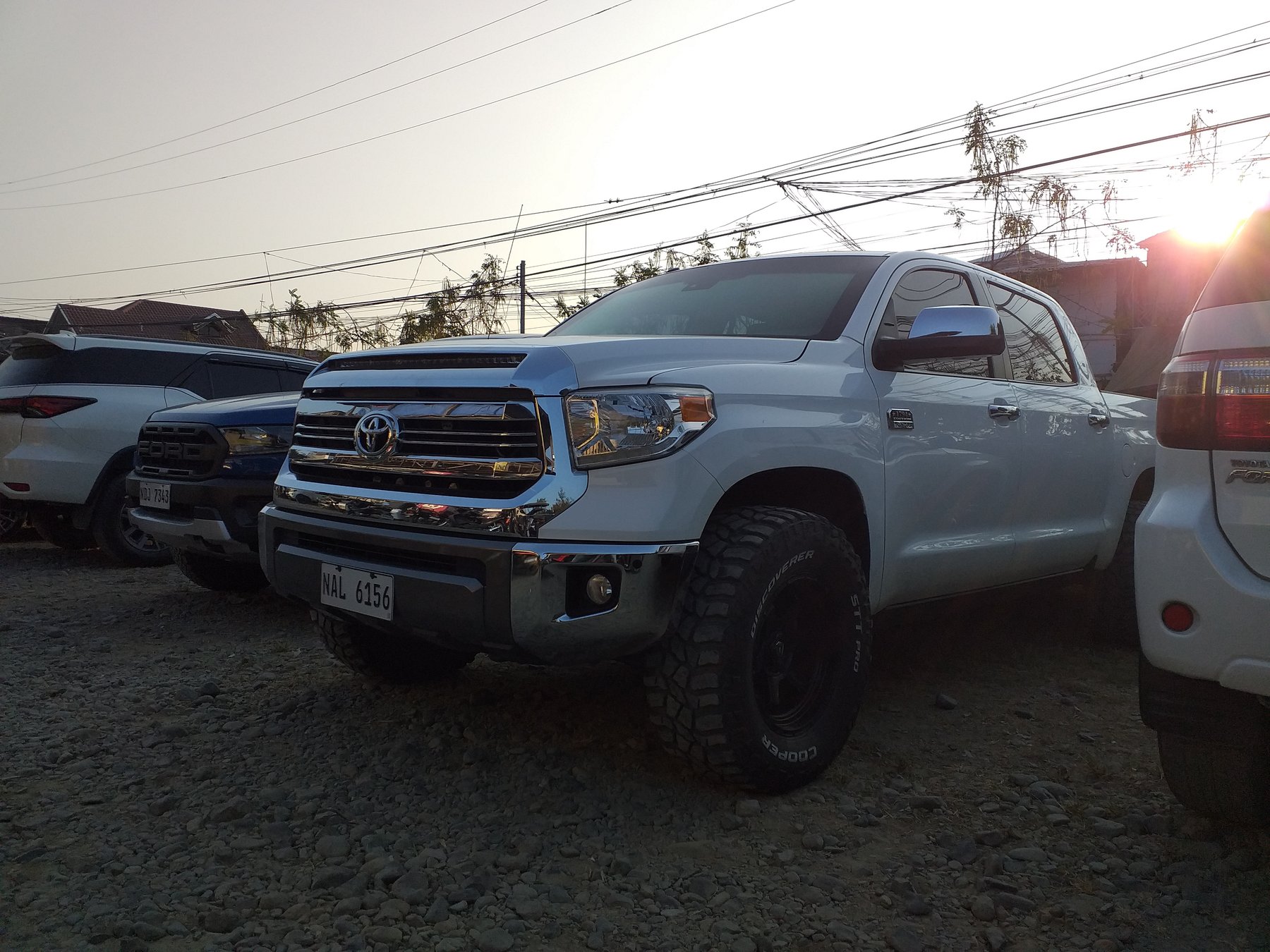 Van Toyota TUNDRA 4X4