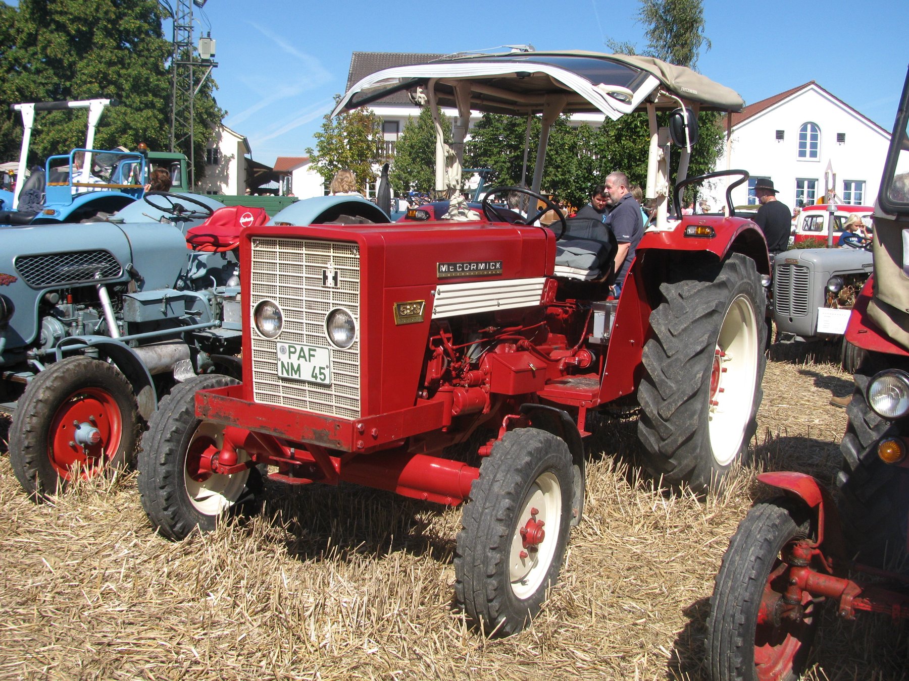 Tractor McCormick 523 (A)