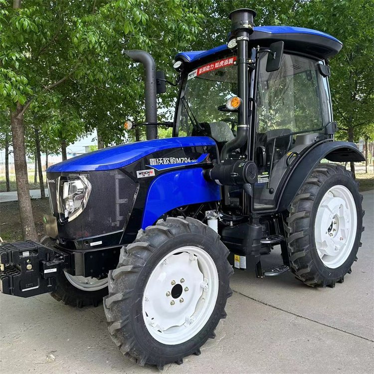 Traktor Bomr 704