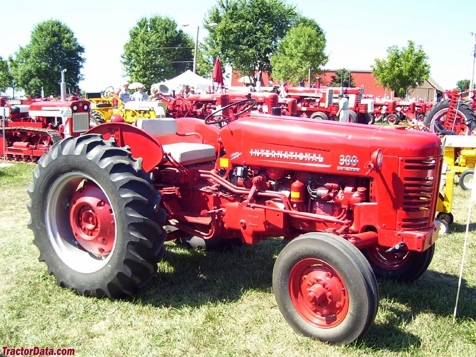 Tractor International Harvester 300