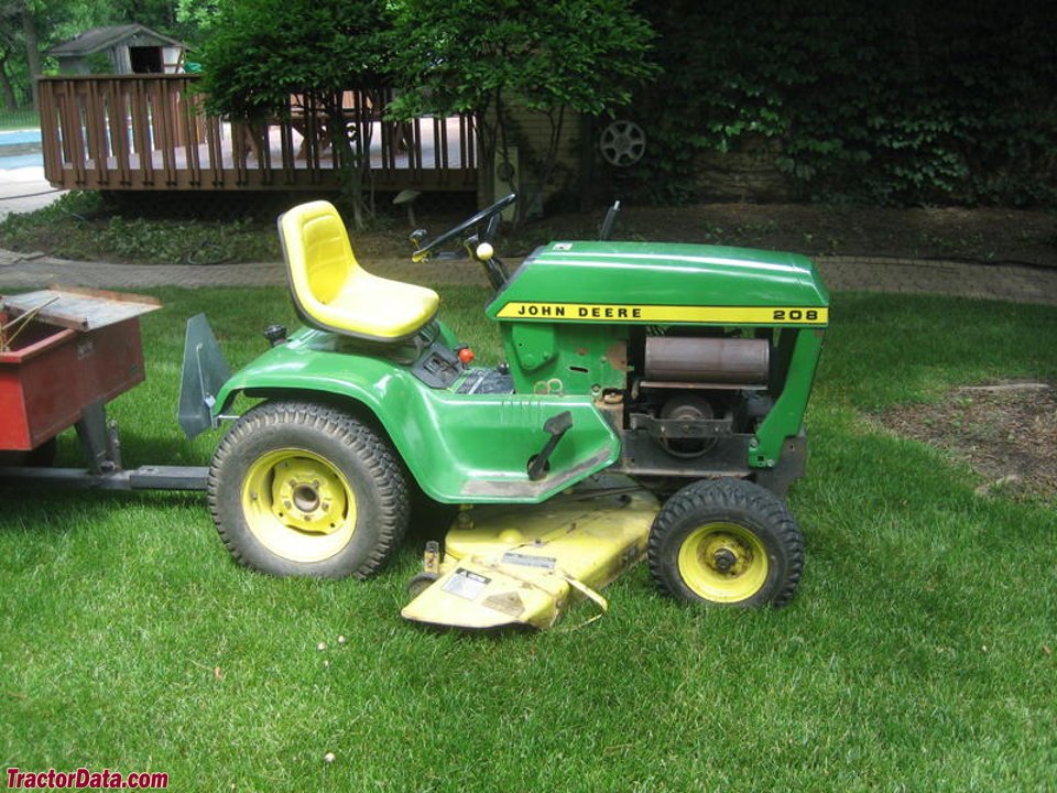Ride-on mowers John Deere 208