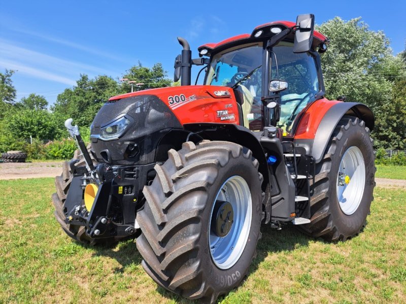 Tractor Case IH OPTUM 300 CVX
