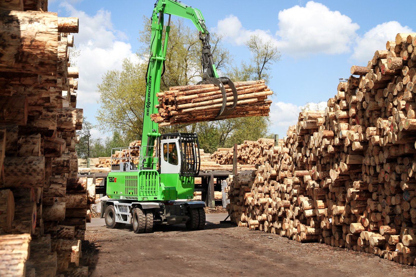 Materialumschlag Sennebogen Material Handler with High load capacities for timber handling