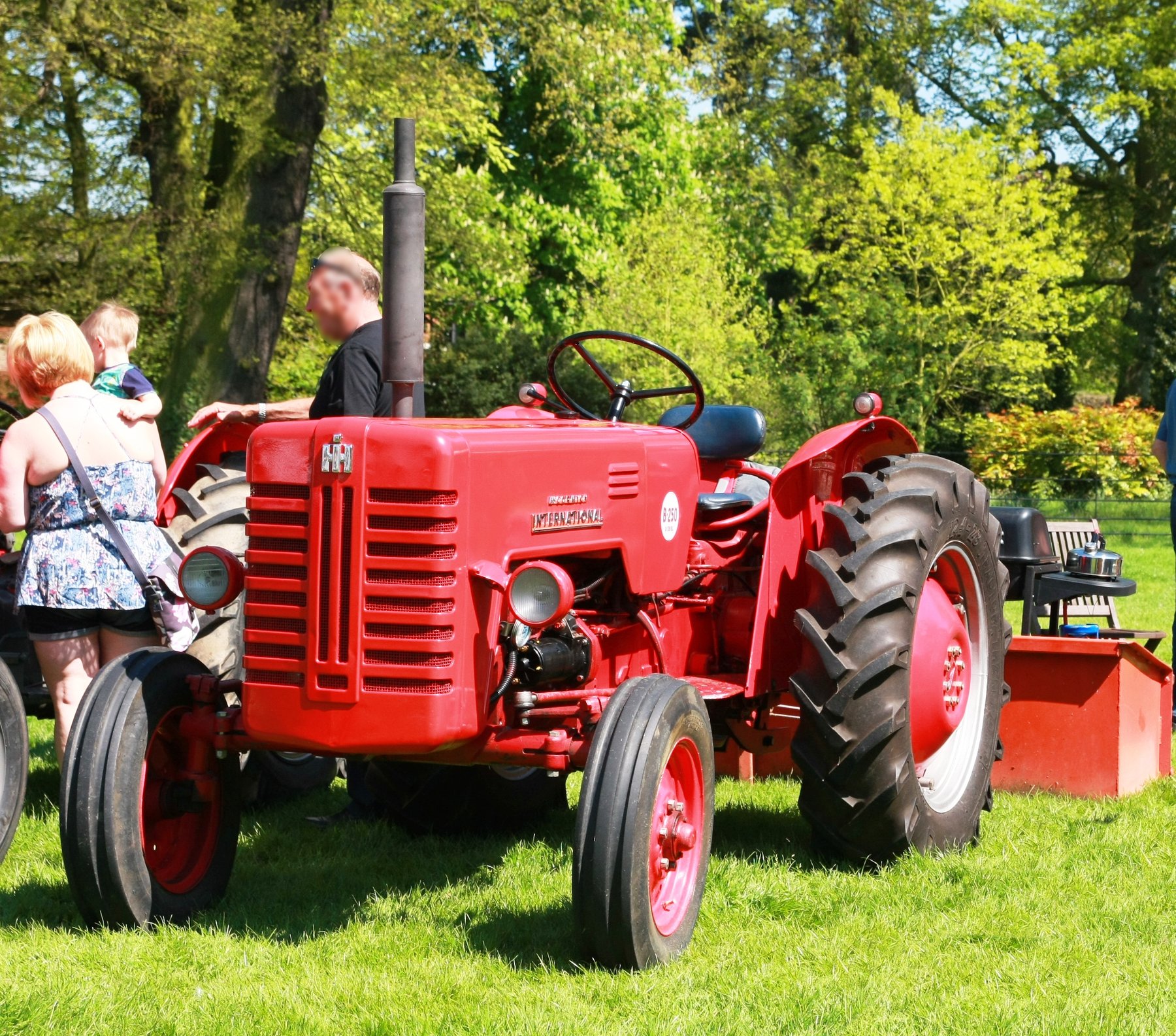 Tractor International B-250