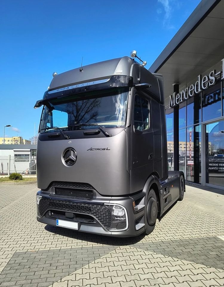 Truck Mercedes Benz ACTROS 1831L 4X2