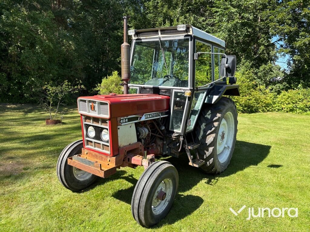Traktor Universal 484 DT